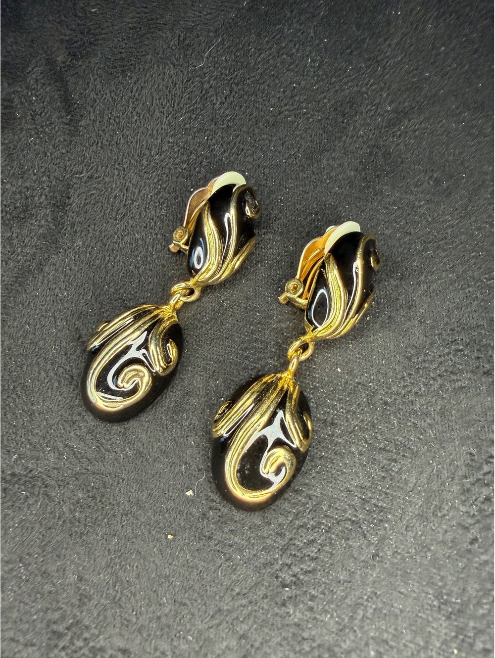Vtg 80s Gold Tone Black Enamel Scroll Dangle Drop Statement Clip On Earrings